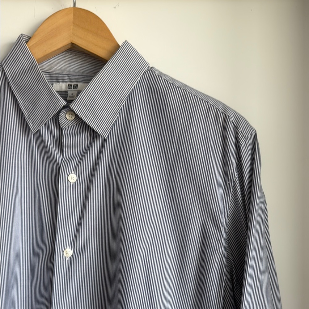 Uniqlo Slim Fit Striped Dress Shirt in Blue / White - Medium